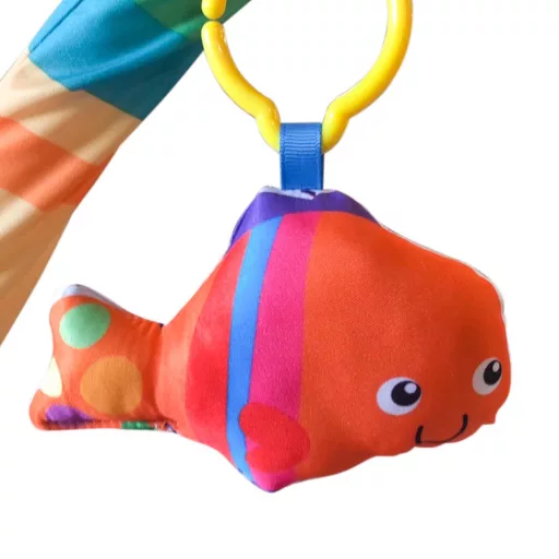 Мек памучен килим за игра с активна арка и плюшени играчки